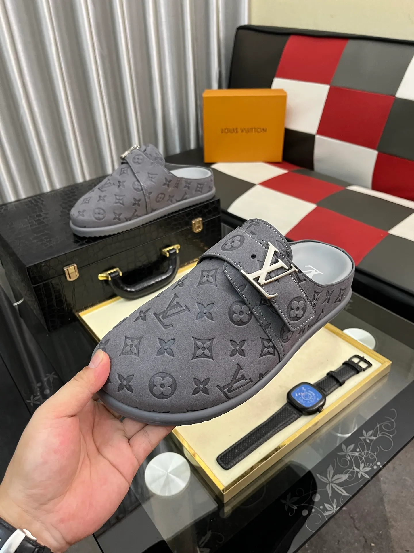 Men's shoes 💰380⌚️⌚️2025 new men's casual sandals and slippers, made of suede cow leather, with Monogram pattern to highlight the trendy style. Adjustable straps illuminated with LV letters, while a resilient insole and micro outsole provide lightweight comfort. Made of suede cow leather with embossed Monogram pattern and brand element metal hardware✅Adjustable straps➕Tough insole‼ ️Micro outsole. Comfortable and easy to wear‼ ️size: 38-446️⃣Colors available